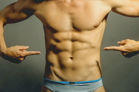 肌肉发达的男性躯干模型