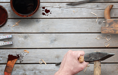 木工工具与文本的自由空间。铁锤和凿在手，在旁边是刷 漆 木飞机 标尺 刨花