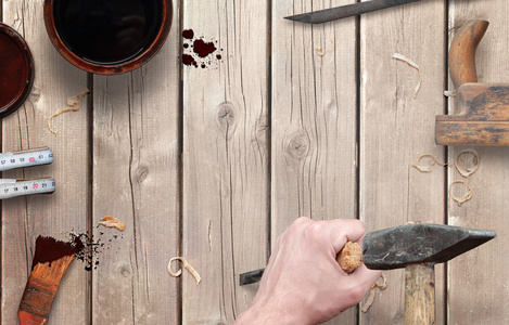 木工工具与文本的自由空间。铁锤和凿在手，在旁边是刷 漆 木飞机 标尺 刨花