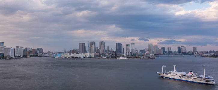 夕阳下的东京城市夜景