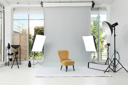 现代摄影工作室的内部与扶手椅和专业设备