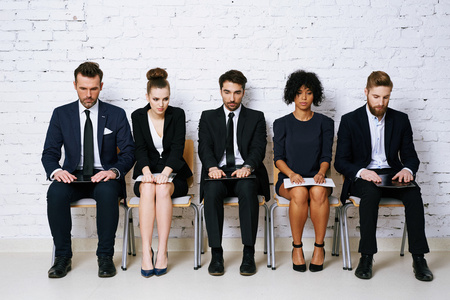 紧张等待面试的人照片