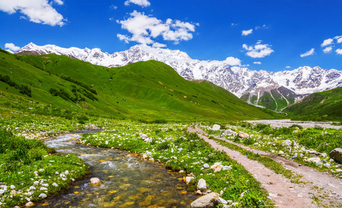 靠近公路的冰川上的一条湍急的河流。美丽的春天风景