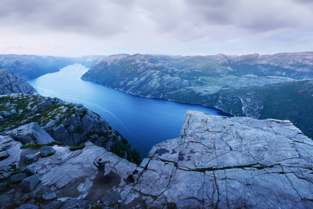 朦胧的早晨在 Preikestolen