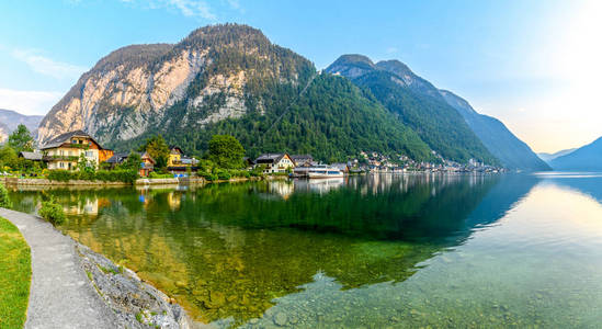 高山湖泊和哈尔施塔特的全景, 黎明时分被群山环绕