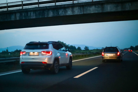 日落时汽车行驶在高速公路上照片