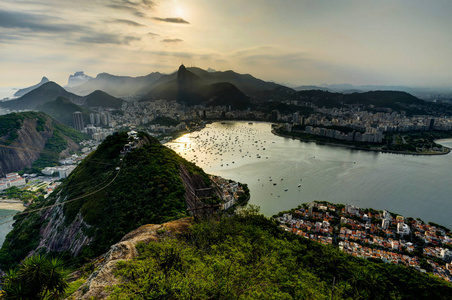 里约热内卢在日落期间从舒格洛夫山在城市的看法