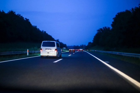 日落时汽车行驶在高速公路上