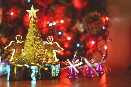 新的一年组成的天使和金色的圣诞树。柔和的焦点。景深小