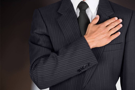 忠诚度概念客户忠诚度概念年轻漂亮的女孩戴着眼镜显示假誓言手势与