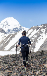 女性在山在阳光下运行