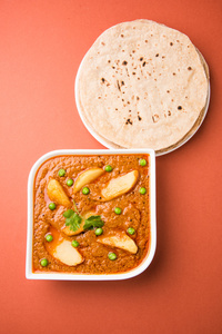 土豆咖喱或 aalu 或 aaloo 和青豆, 配有印度面包印度薄饼馕fulkaphulka