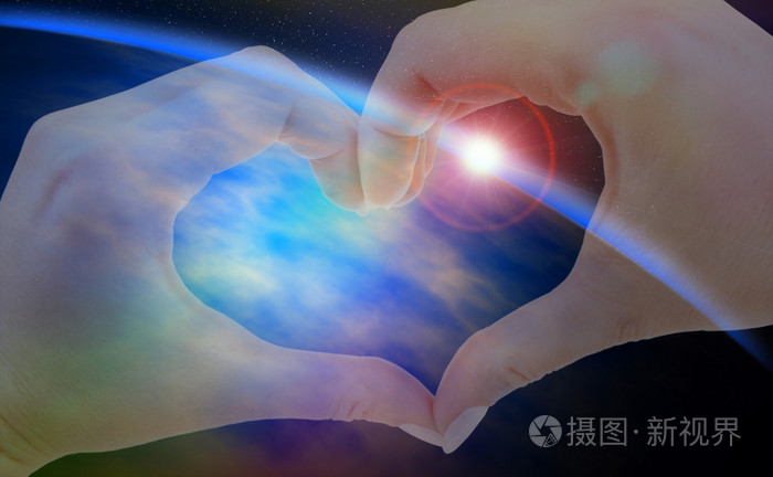 在窗体的背景下的宇宙心手