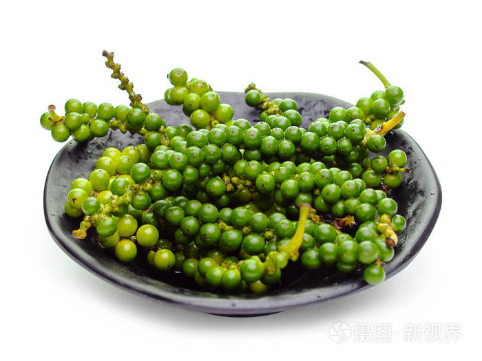 白色背景的新鲜胡椒粉.(健康食品