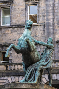 爱丁堡, 苏格兰, 英国2012年6月13日在城市商会大楼外的亚历山大和布赛佛勒斯雕像特写。绿色青铜特色亚历山大伟大的男孩驯