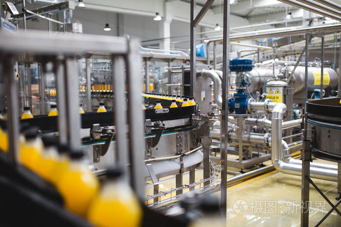 用于加工和装瓶汽水和橙汁瓶的机器人生产线.选择性对焦.野外深度短