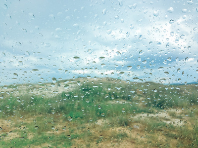 雨天雨点落在窗玻璃上的背景
