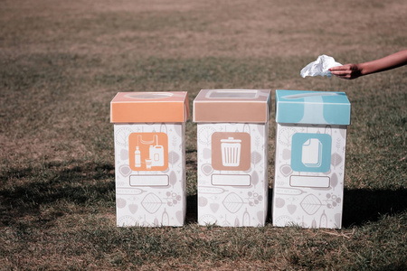 三垃圾桶为地球的生态学分开的排序