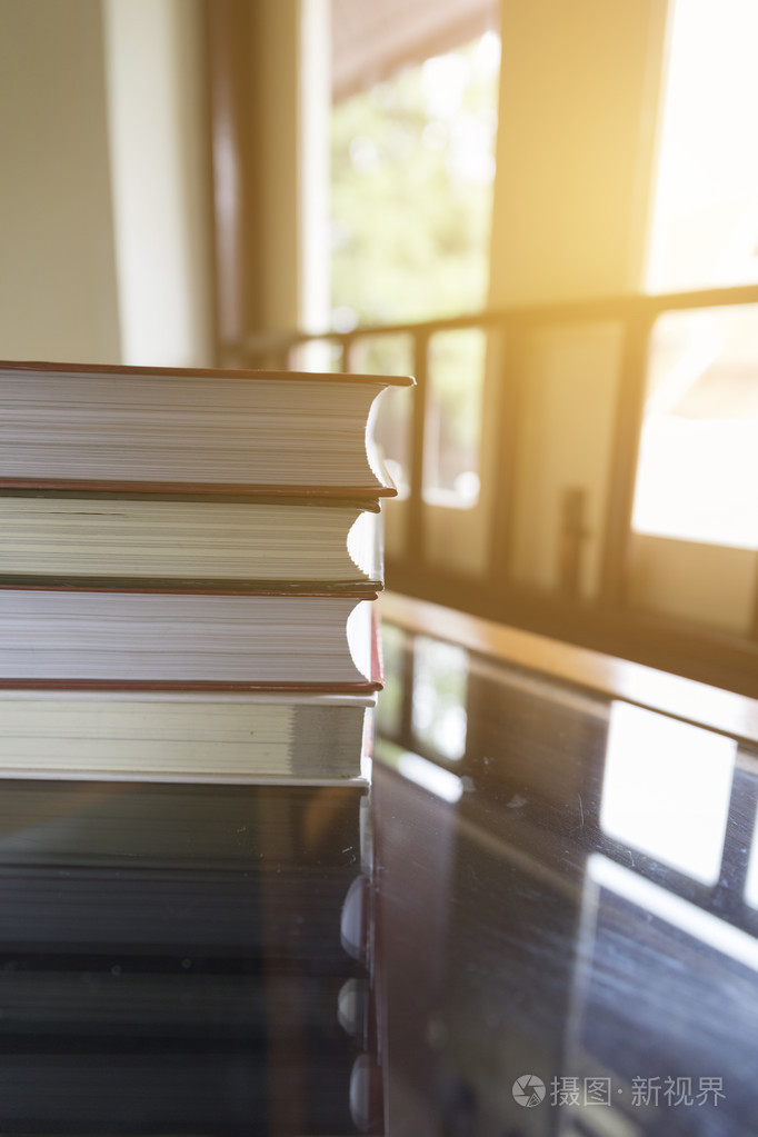 旧书与模糊图书馆背景照片-正版商用图片0rxjjc-摄图新视界