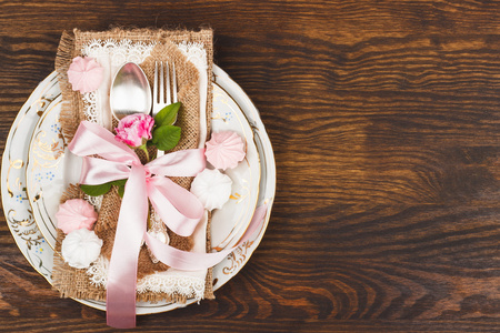 淡粉色玫瑰与蛋白甜饼餐具图片