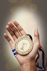 手捧金杯带篮球的金杯奖杯.现实的金杯和其他奖项.