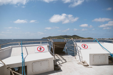 海岸线结船的船尾, 绳索和结照片