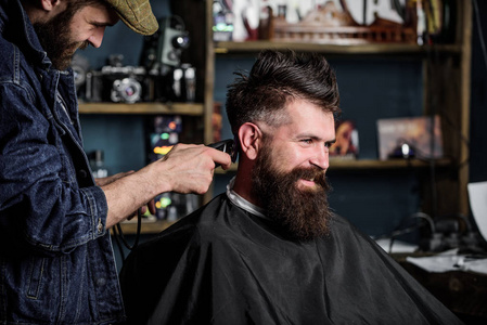发型的家伙理发师与剪刀修剪头发在客户的颈背