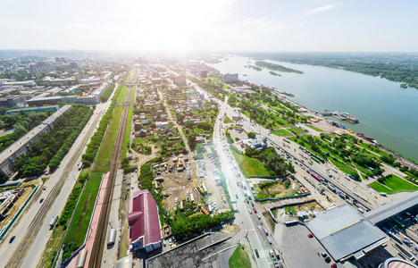 与空中城市景观 十字路口 道路 房屋建筑。直升机拍摄。全景图像