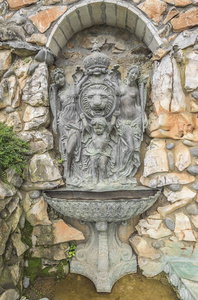 在老墙上的古代喷泉