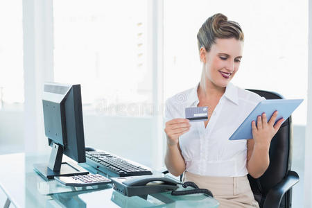 手持平板电脑和信用卡的微笑女商人