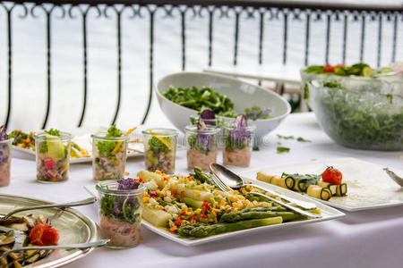 生菜拼盘酒店自助餐的蔬菜拼盘照片