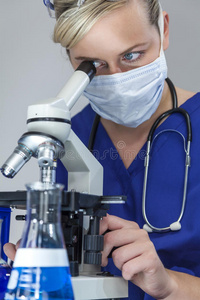 用显微镜观察实验室女博士