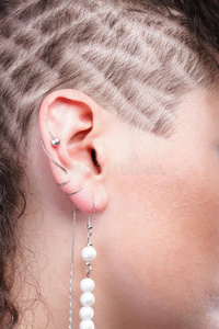 耳朵超级刺耳的女人卷发女孩图片