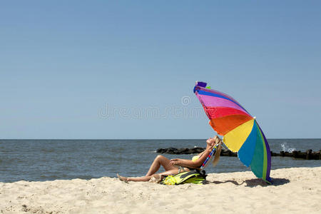 在海滩上放松的女人