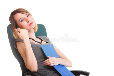 一个年轻的女商人独自坐在写字板前