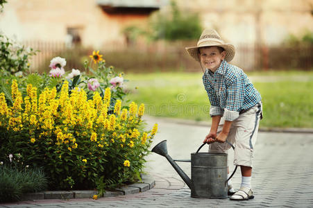 小男孩在浇花