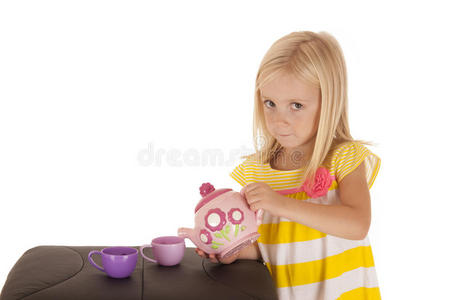 可爱的金发小女孩在玩茶具