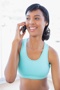 笑得合身的女人用手机打电话给别人