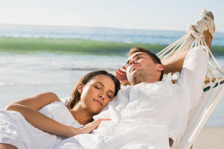 一对安静的夫妇在吊床上打盹照片