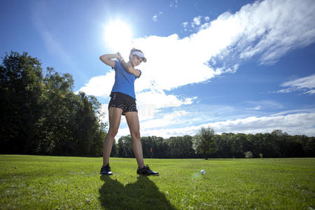 女子在球场上打高尔夫球图片