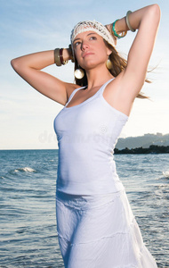 海边一个穿白衣服的女人