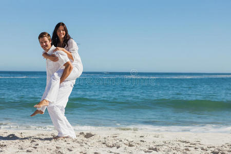 微笑的女人坐在男人的背上看着镜头照片