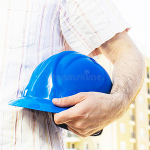 戴蓝色安全帽的建筑工人