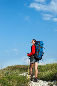 白种人 自然 闲暇 女孩 旅行 夹克 草地 北欧 冒险 天空