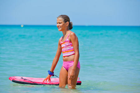 女孩玩冲浪板很开心