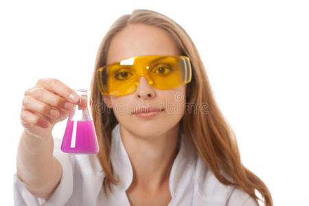 女化学家和烧瓶里的化学品
