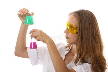 女化学家和烧瓶里的化学品