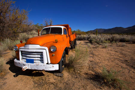 加州古董卡车在沙漠的某个地方