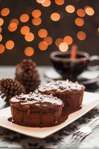 带模糊圣诞灯的巧克力蛋糕。