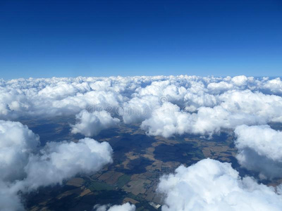 空中云景，天空和地平线。